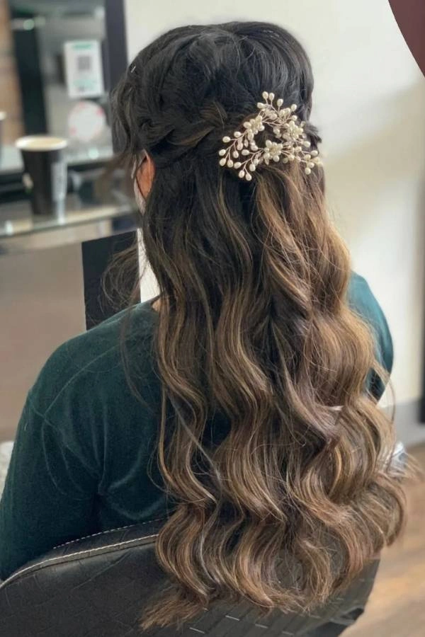 Half-up χτένισμα με πλεξούδες και διακοσμητικό από περλίτσες