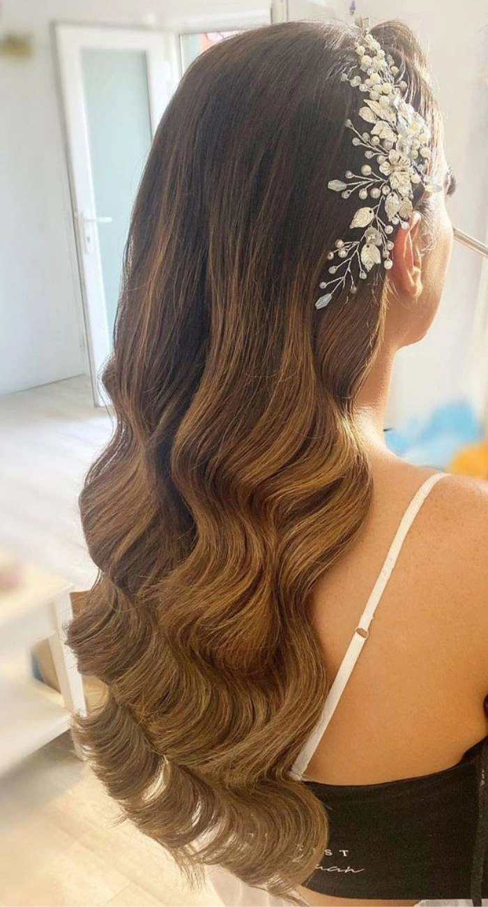 Hollywood κύματα σε μακριά μαλλιά με κομψό bridal κόσμημα