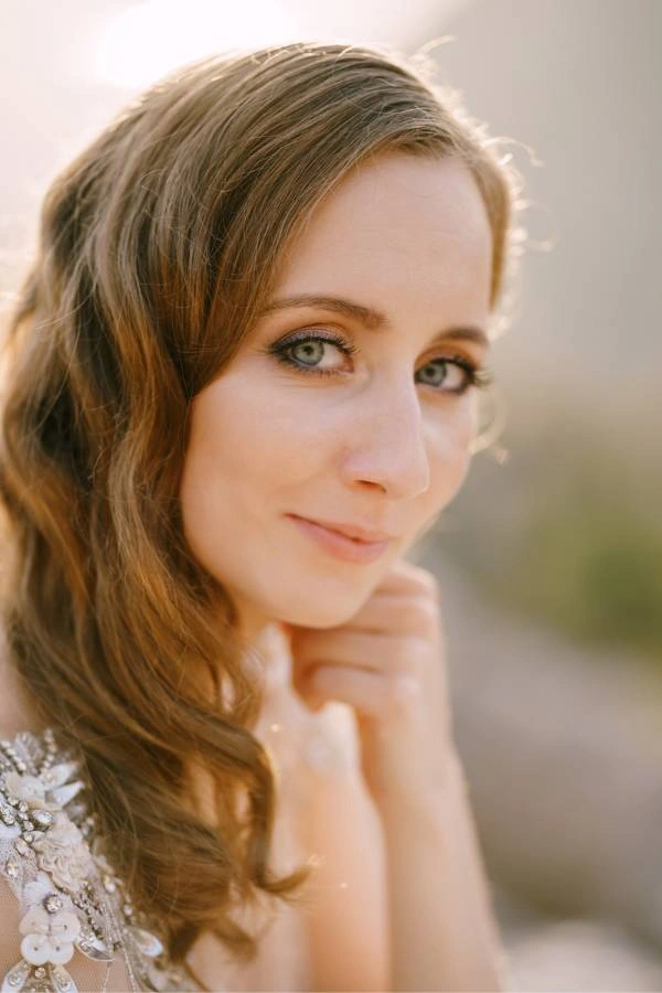 Κοντινό πλάνο από καλοκαιρινό bridal μακιγιάζ με shimmer σκιές και φυσικό foundation από την Κατερίνα Γιαννουζάκου