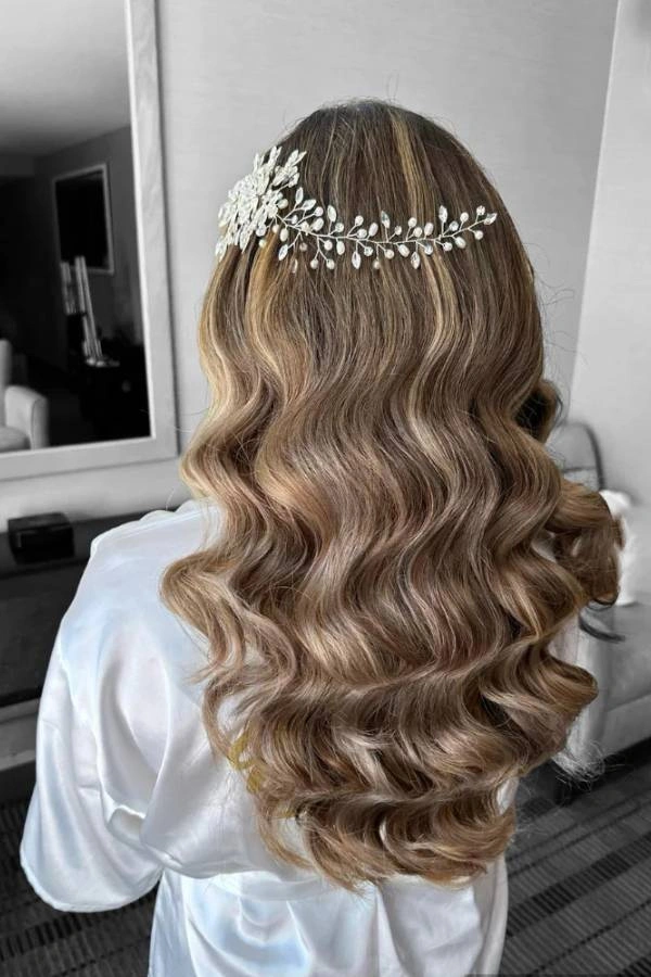 Κυματιστά μαλλιά σε vintage γραμμή με στολισμένη στέκα