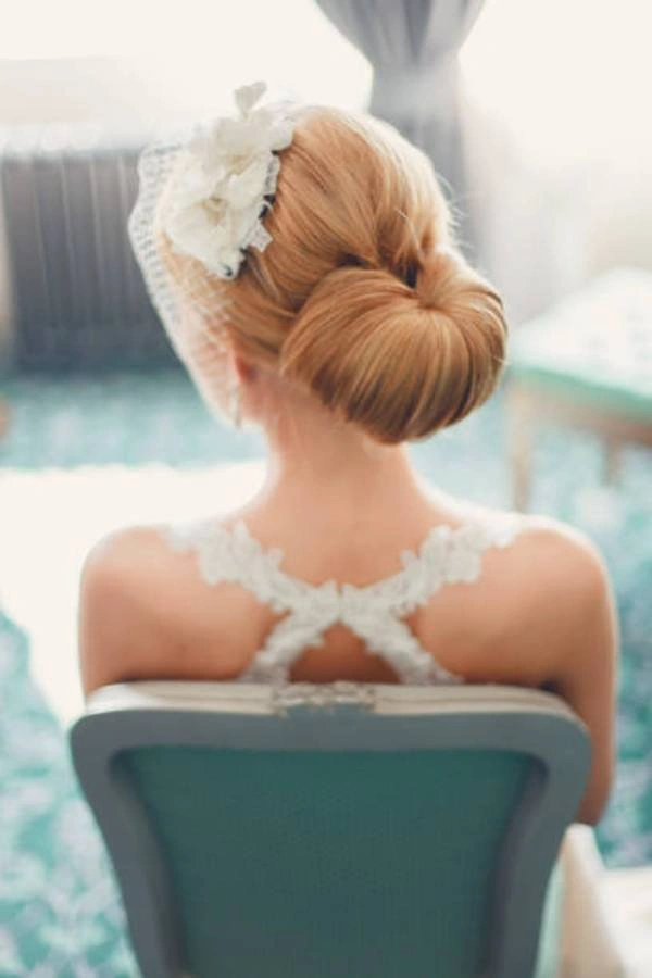 Νυφικός κότσος με καθαρές γραμμές και πέπλο με λουλούδι