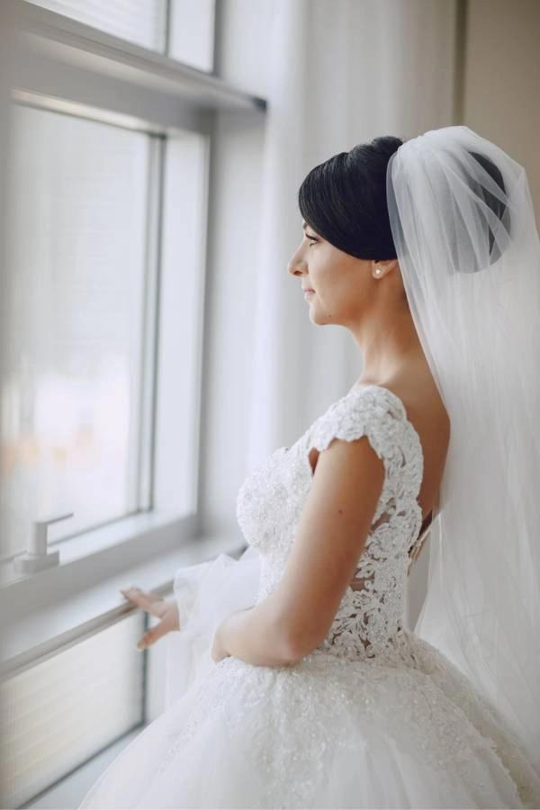 Κλασικό νυφικό χτένισμα με κότσο και πέπλο, ιδανικό για elegant εμφανίσεις