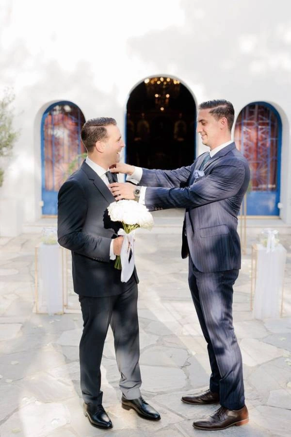 Ο κουμπάρος δίνει τις τελευταίες πινελιές στον γαμπρό έξω από την εκκλησία – προετοιμασία πριν τον γάμο