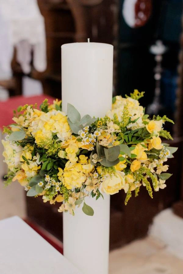 Λαμπάδα γάμου με εντυπωσιακή ανθοσύνθεση σε αποχρώσεις του κίτρινου και λευκού