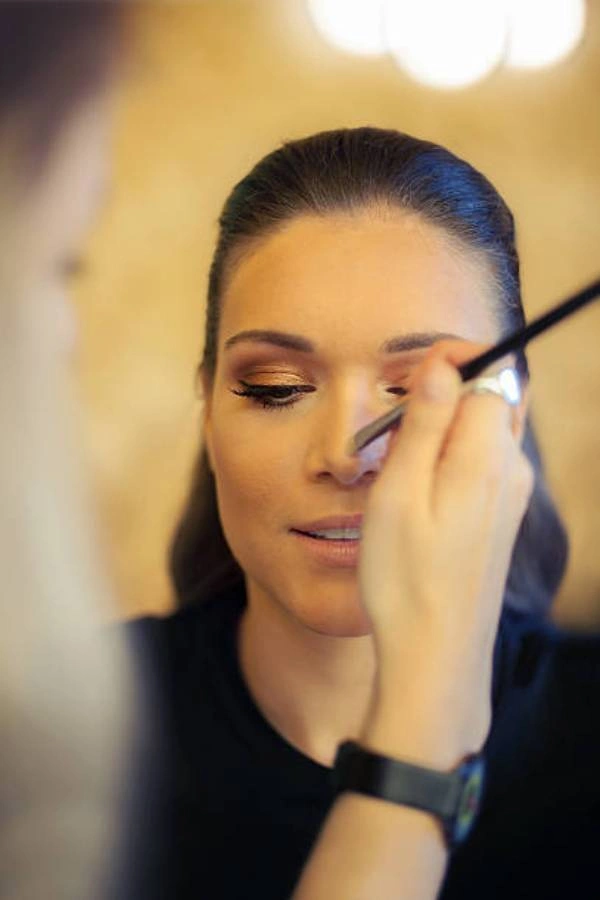 Νυφικό μακιγιάζ με χρυσή σκιά, bronzer και λαμπερό δέρμα
