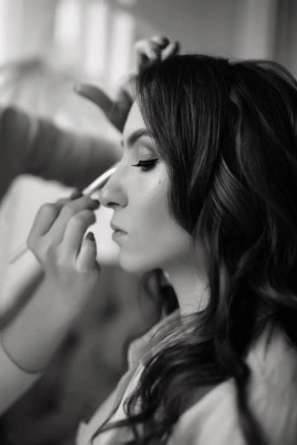 Κλασικό νυφικό μακιγιάζ με έντονο eyeliner και κυματιστά μαλλιά