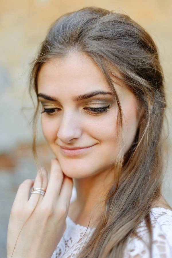 Χρυσές σκιές, eyeliner και nude κραγιόν σε μακιγιάζ νύφης από την Κατερίνα Γιαννουζάκου