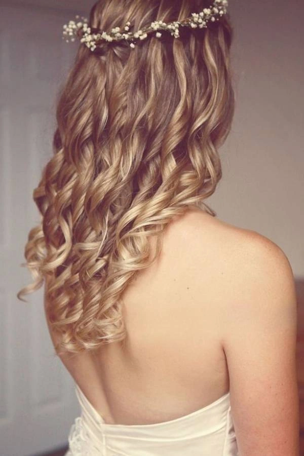 Νυφικό χτένισμα 2025 – boho πλεξούδες με χαλαρές μπούκλες και στεφανάκι με λουλούδια, από την Κατερίνα Γιαννουζάκου