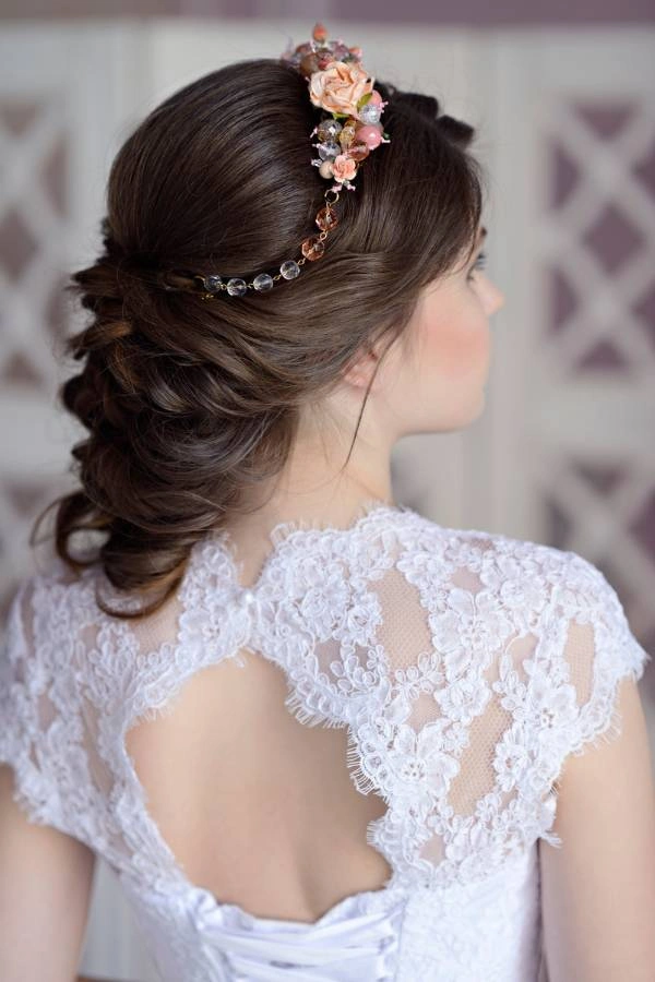 Νυφικό χτένισμα με πλεξούδα και ανάγλυφο στεφάνι με λουλούδια και διαμάντια