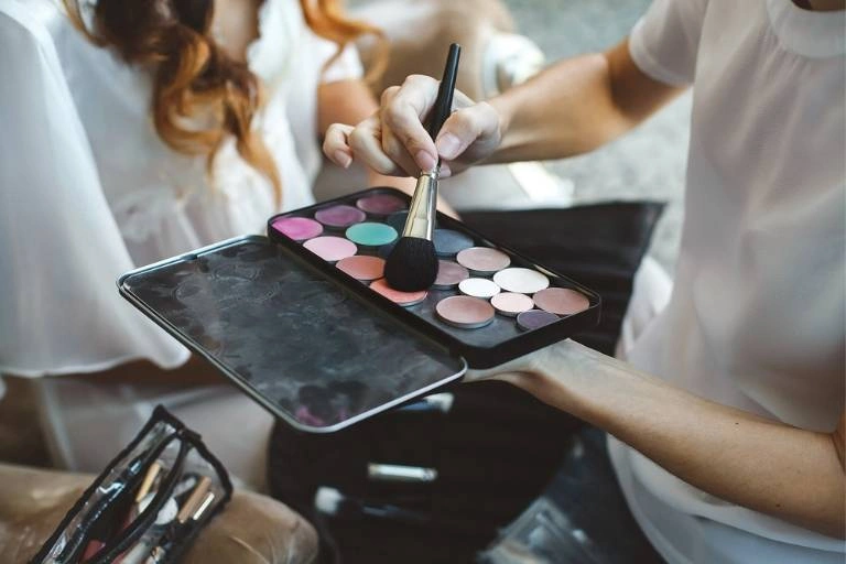 Παλέτα μακιγιάζ σε χρήση για νυφικό look από την Κατερίνα Γιαννουζάκου