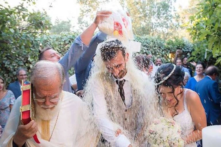 Καλεσμένοι ρίχνουν ρύζι στο ζευγάρι αμέσως μετά την τελετή του γάμου – παραδοσιακό ελληνικό έθιμο