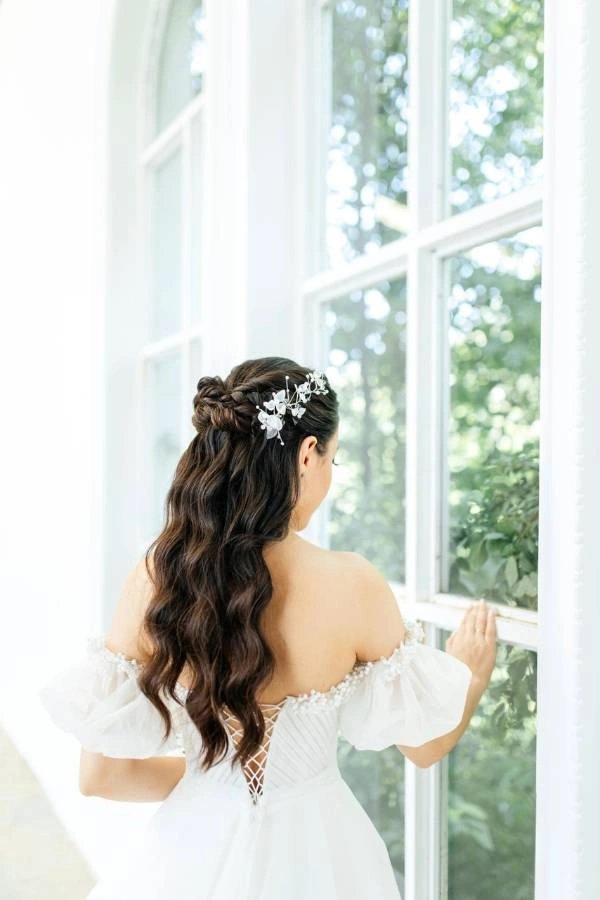 Half-up χτένισμα με πλεξούδες και floral λεπτομέρειες