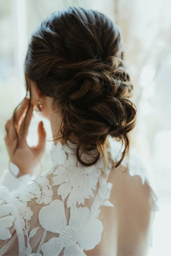 Χαμηλό updos με έντονη υφή και πλεξούδες χωρίς διακοσμητικά