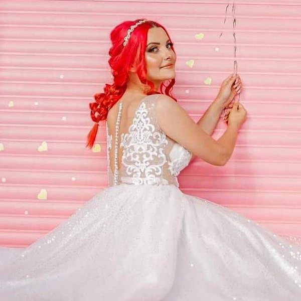 Νυφικό μακιγιάζ με ροδακινί αποχρώσεις σε χείλη και μάγουλα για καλοκαιρινό look