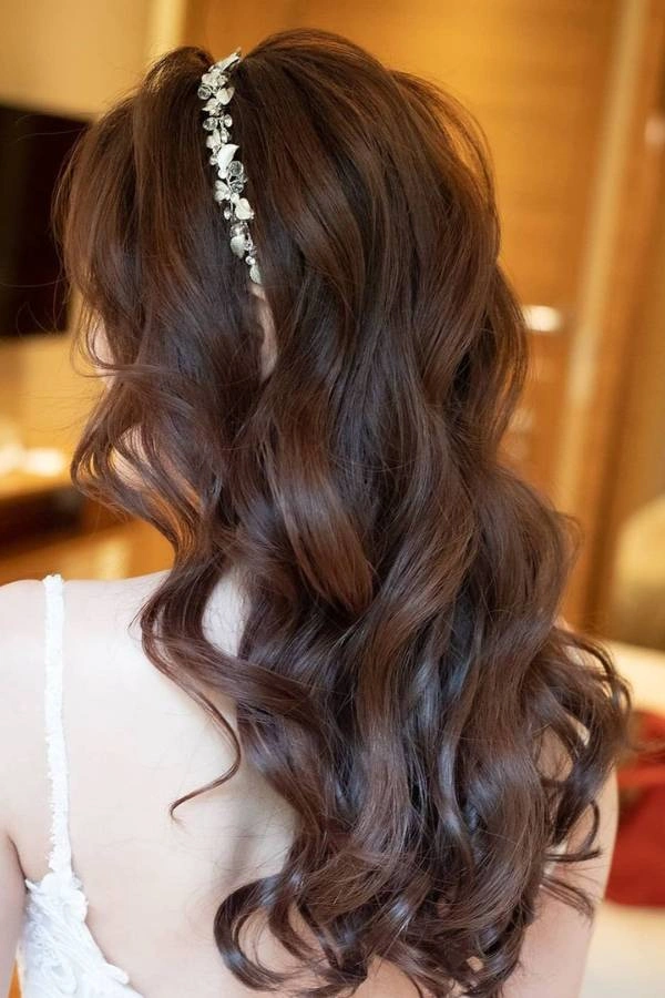 Ανάλαφρες μπούκλες με διακριτική στέκα και ρομαντικό στυλ