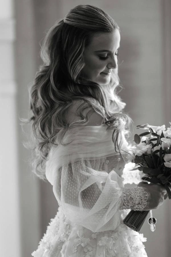 Νυφικό χτένισμα με extensions για glam αποτέλεσμα – ανάλαφρα κύματα με όγκο και ρομαντικό στυλ από την Κατερίνα Γιαννουζάκου