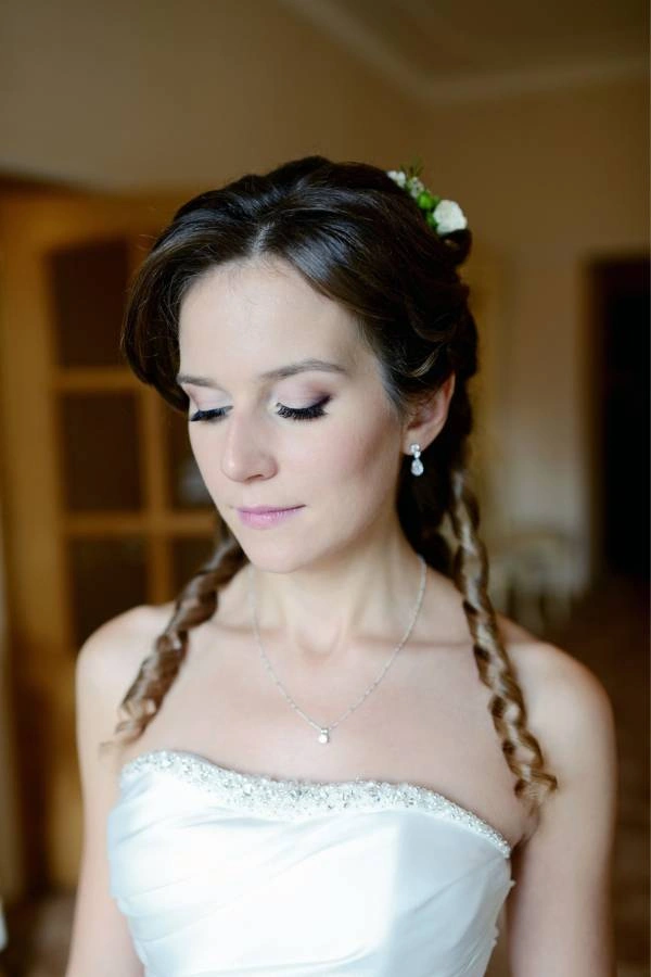 Ανάλαφρο νυφικό χτένισμα με πλεξούδες και ρομαντική διάθεση