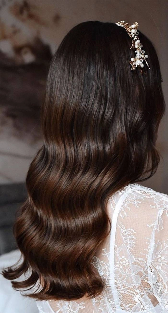 Σκούρα κυματιστά μαλλιά με statement κοσμηματα