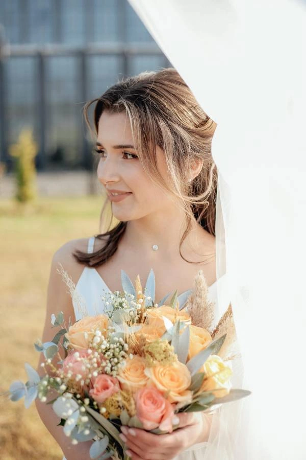 Ανάλαφρο χτένισμα half-up με φυσική κίνηση και πλαϊνά τουφάκια