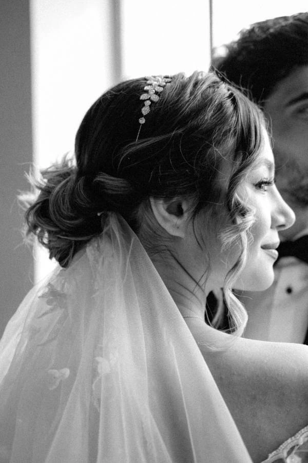 Κομψός χαμηλός κότσος με βέλο και διακριτικό στέμμα