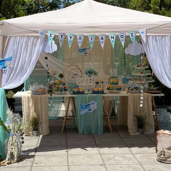 Candy bar βάπτισης σε εξωτερικό χώρο με θέμα αεροπλανάκι.