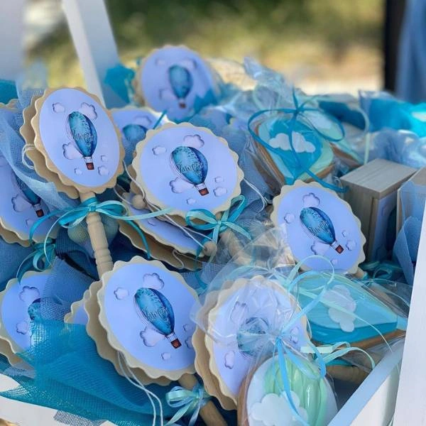 Μπομπονιέρες βάπτισης αγοριού με θέμα το αερόστατο και μπλε κορδέλες.