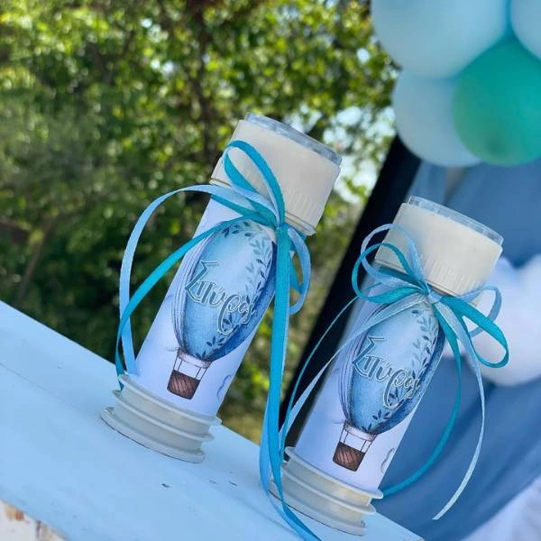 Φυσητήρια με ετικέτα αερόστατο και όνομα του παιδιού σε καλοκαιρινή βάπτιση.