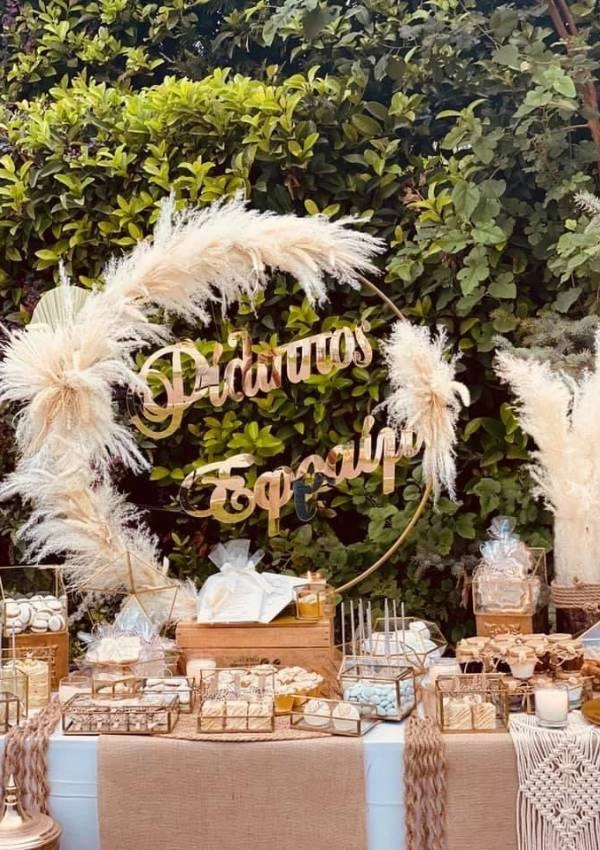 Boho candy table με pampas, ξύλο & λινάτσα