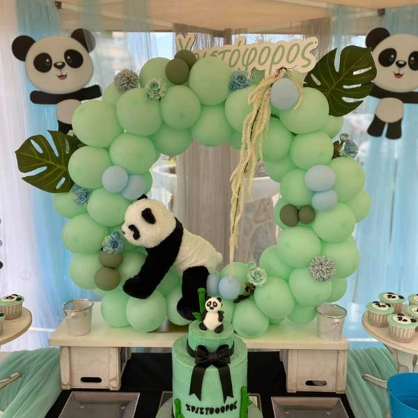Candy bar βάπτισης με θέμα panda, balloon arch σε παστέλ μέντα αποχρώσεις και διακόσμηση με λούτρινα