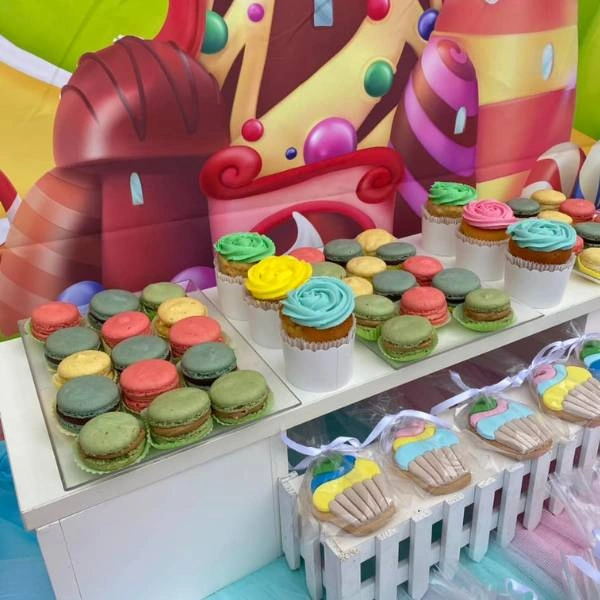 Candy bar διακοσμημένη με θέμα τη χώρα των γλυκών και cupcakes