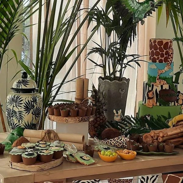 Cupcakes και μπισκότα με σχέδια ζώων της ζούγκλας σε βάπτιση αγοριού