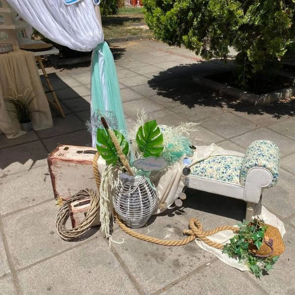 Διακόσμηση με παστέλ αποχρώσεις και θεματικά στοιχεία αεροπλάνου.