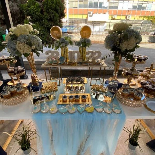 Εντυπωσιακή διακόσμηση βάπτισης αγοριού με λουλούδια, μπλε και χρυσές λεπτομέρειες