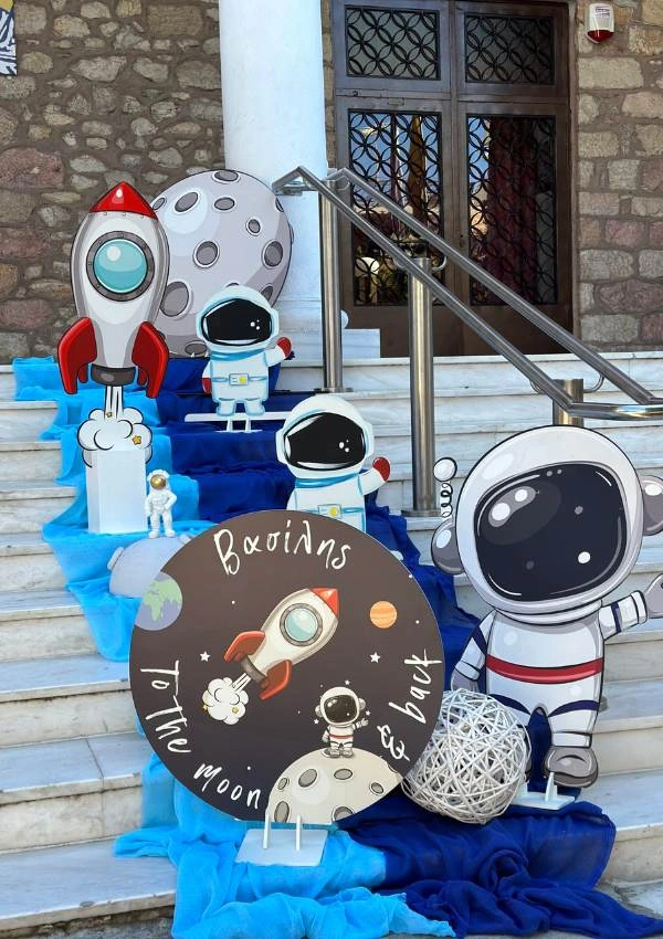 Εντυπωσιακή διακόσμηση εξωτερικού χώρου για βάπτιση με θέμα αστροναύτης