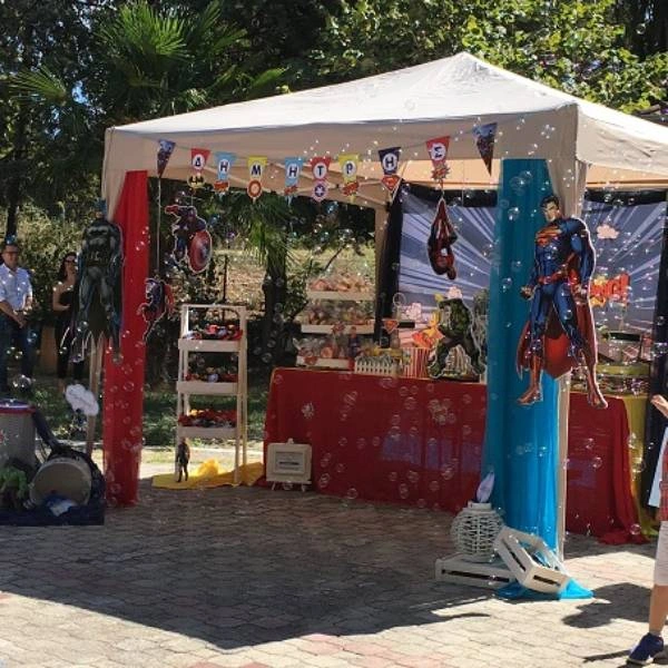 Candy bar βάπτισης με θέμα super ήρωες και πολύχρωμο στολισμό