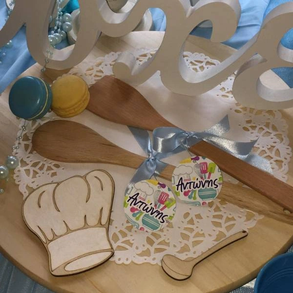 Διακοσμητικά με ξύλινα κουτάλια και καπέλο ζαχαροπλάστη για βάπτιση