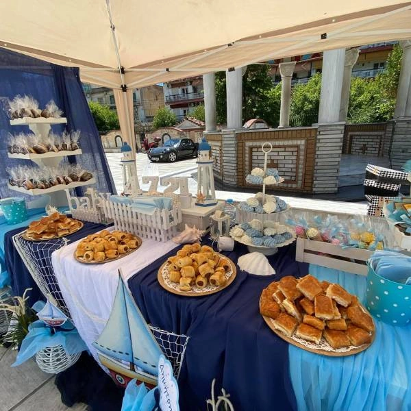 Γλυκίσματα και cupcakes σε candy bar με θαλασσινό θέμα