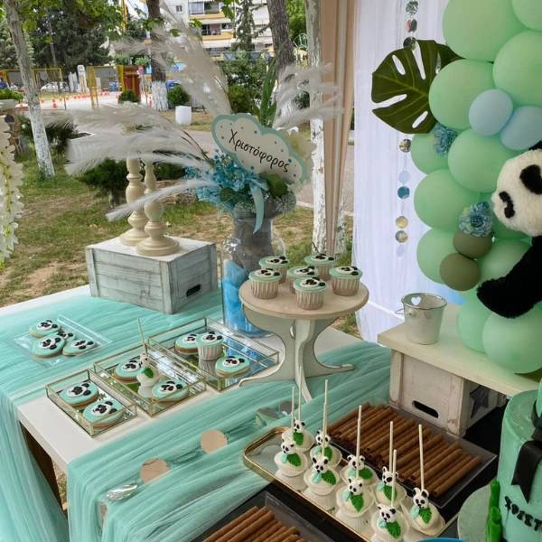 Γλυκά βάπτισης με panda – cupcakes, μπισκότα και cake pops σε θεματική διακόσμηση