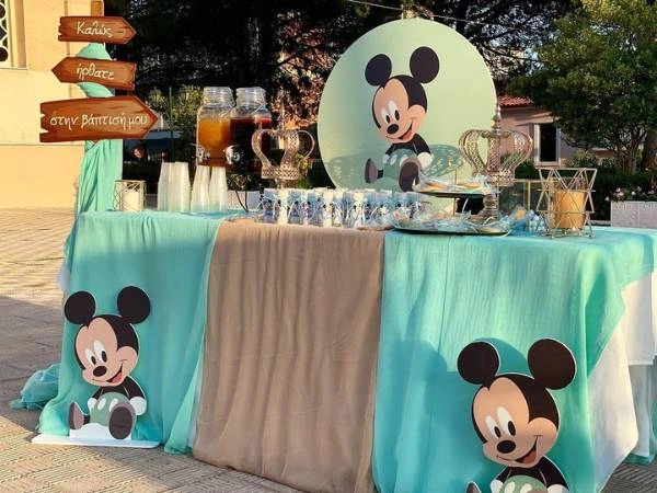 Candy bar βάπτισης αγοριού με φιγούρες του Mickey και γαλάζιο-μπεζ στολισμό