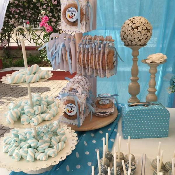 Γλυκό τραπέζι βάπτισης με θέμα Mickey σε γαλάζιο χρώμα και marshmallows