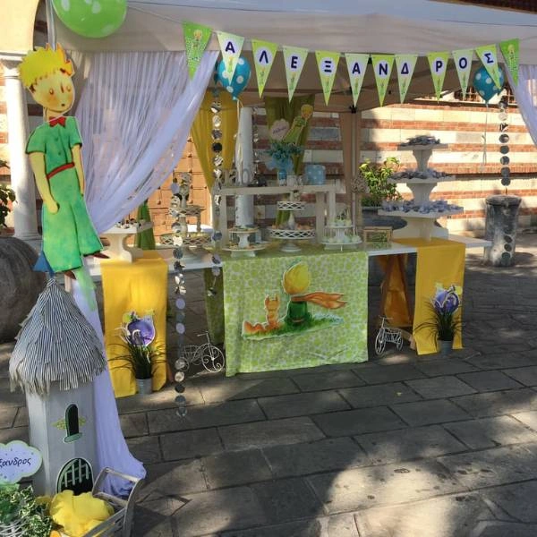 Candy bar βάπτισης αγοριού με θεματικό τραπέζι και φιγούρες από τον Μικρό Πρίγκιπα