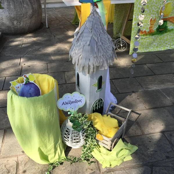 Στολισμός βάπτισης με πυργάκι, υφάσματα και πινακίδα με το όνομα Αλέξανδρος στο θέμα Μικρός Πρίγκιπας