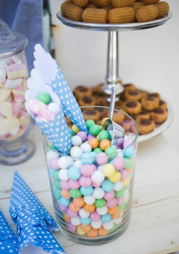 Γυάλινο βάζο με πολύχρωμες καραμέλες και κωνάκια μπλε πουά