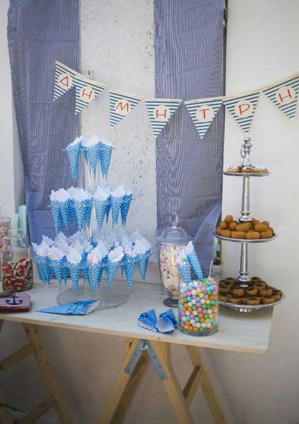 Μπουφές βάπτισης με μπλε διακόσμηση και κεράσματα στο θέμα Μικρός Ψαράς