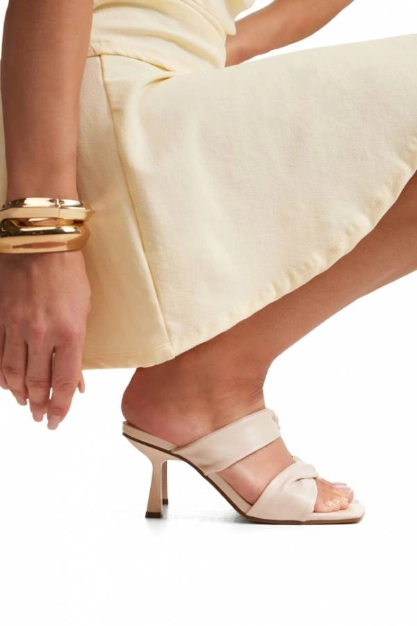 Γυναικεία mules με ψηλό τακούνι και σταυρωτά λουράκια σε nude απόχρωση