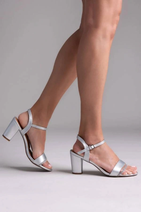 Ασημί πέδιλα με χοντρό τακούνι και μπαρέτα