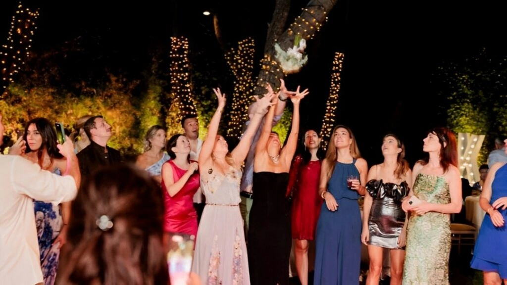 Στιγμιότυπο από γαμήλιο party με τη νύφη να πετάει την ανθοδέσμη και τις καλεσμένες να προσπαθούν να την πιάσουν