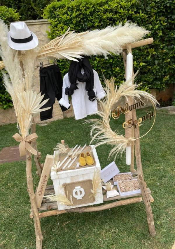 Boho rustic γωνιά με ρούχα & ξύλινη βάση