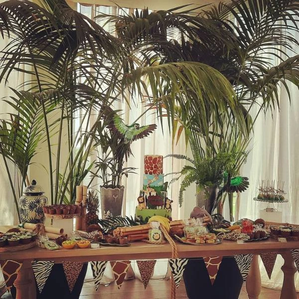 Στολισμός βάπτισης με θέμα ζούγκλα, ζώα και εντυπωσιακό τραπέζι γλυκών