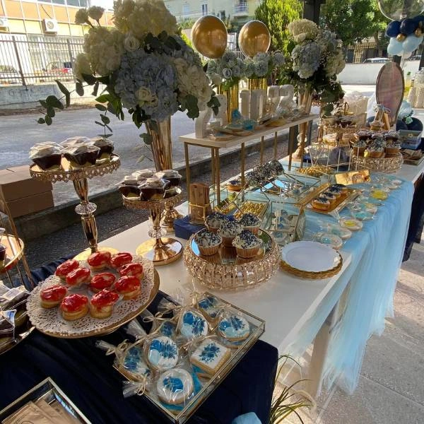 Candy bar βάπτισης αγοριού με navy & gold λεπτομέρειες και λουλούδια σε λευκό και γαλάζιο